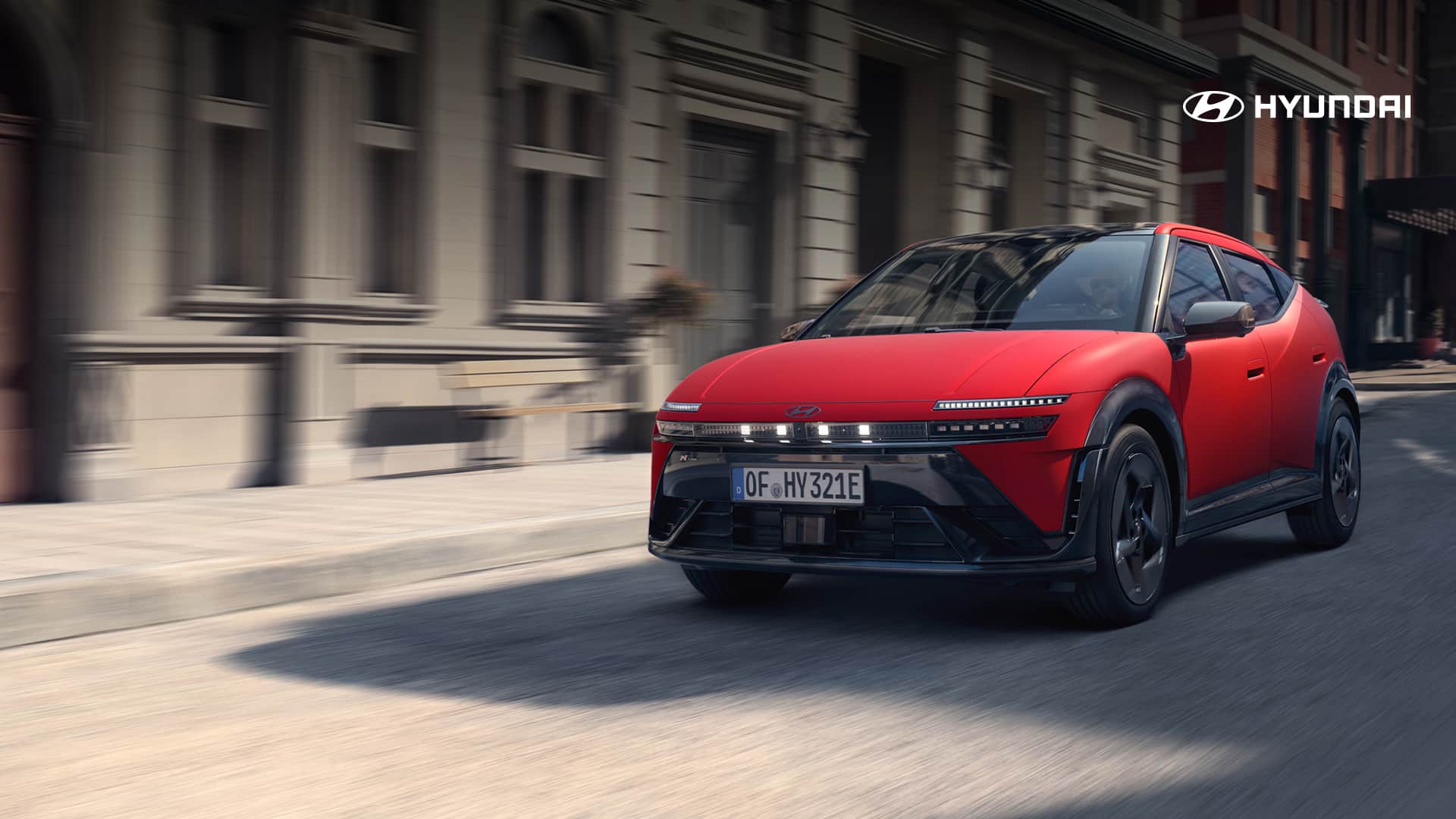 Hyundai Ioniq 3 in rot fährt auf der Straße